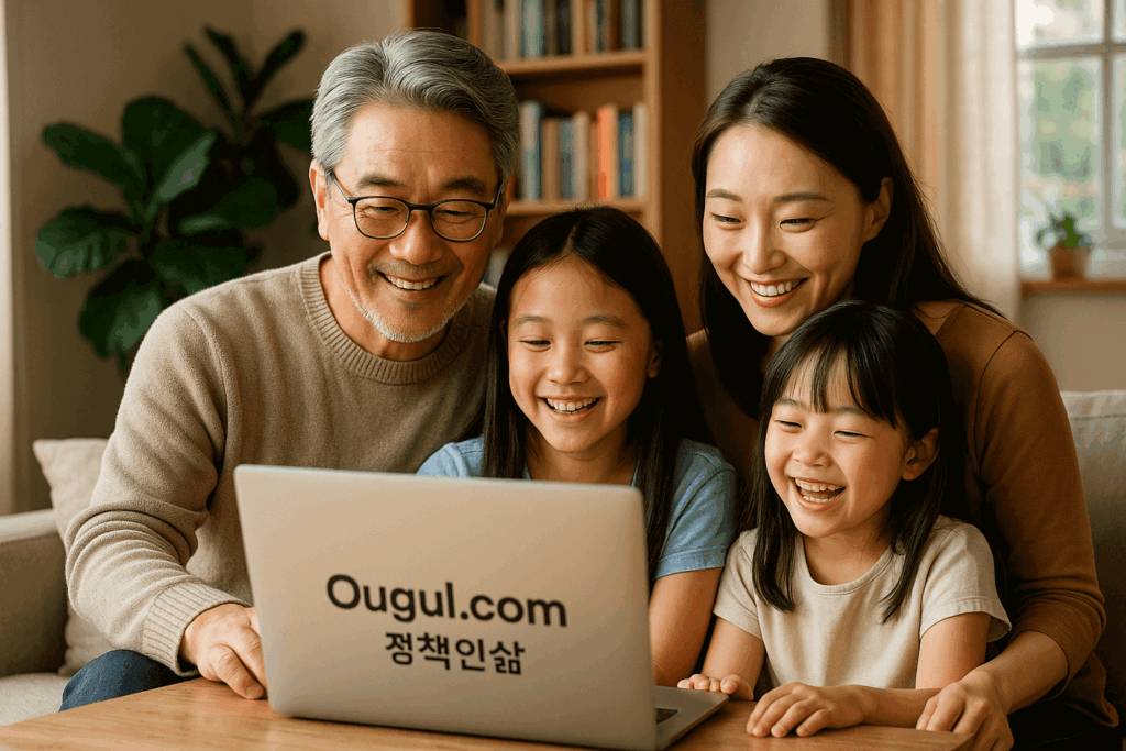 ▲3세대 가족이 거실 소파에 앉아 건강 정보 블로그 'Ougul.com:정책인삶'을 함께 살펴보는 모습. 노트북 화면에 Ougul.com이 표시되어 있으며, 시니어 건강과 복지정보를 공유하는 따뜻한 장면